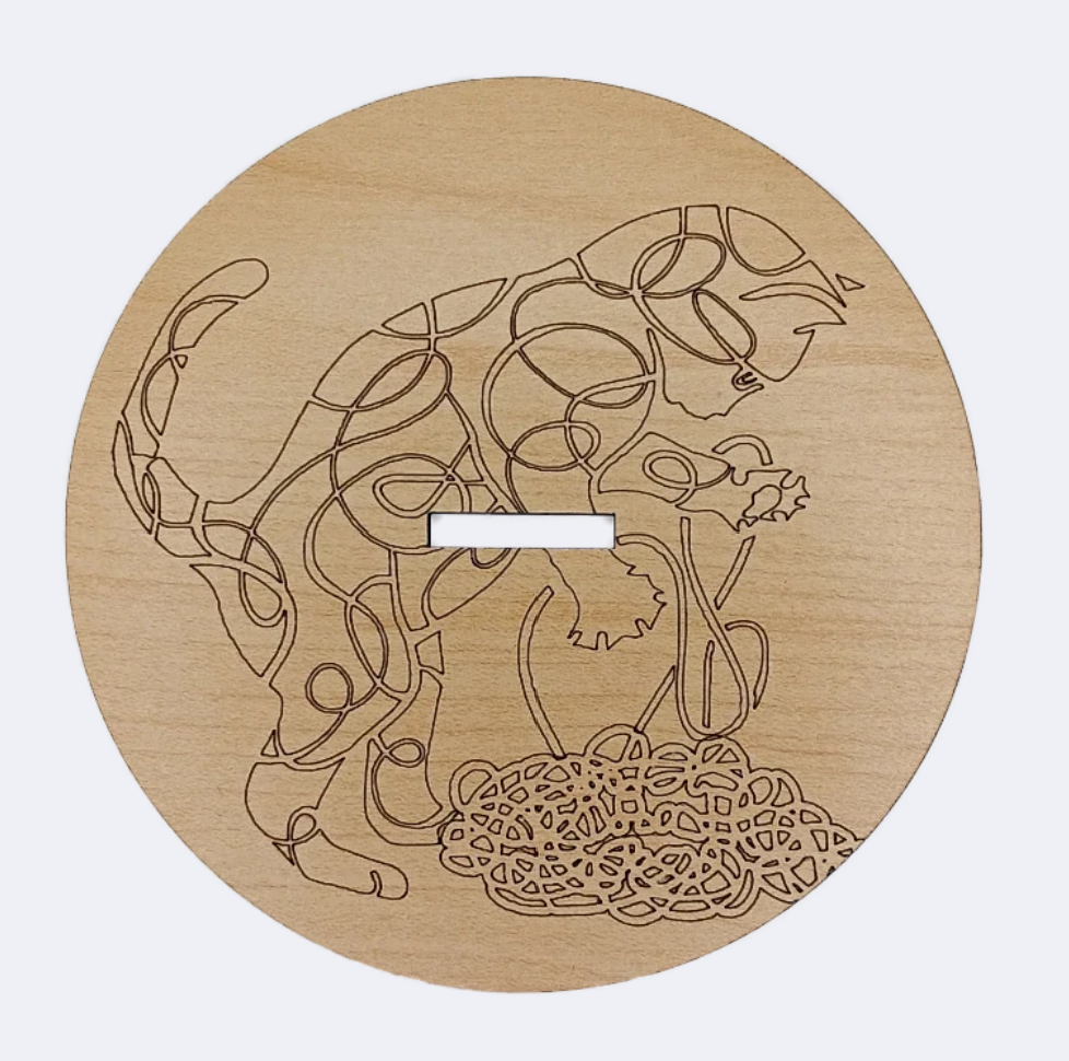 Image de Mini-Minder en bois avec courroie en cuir - Chaton Laineux