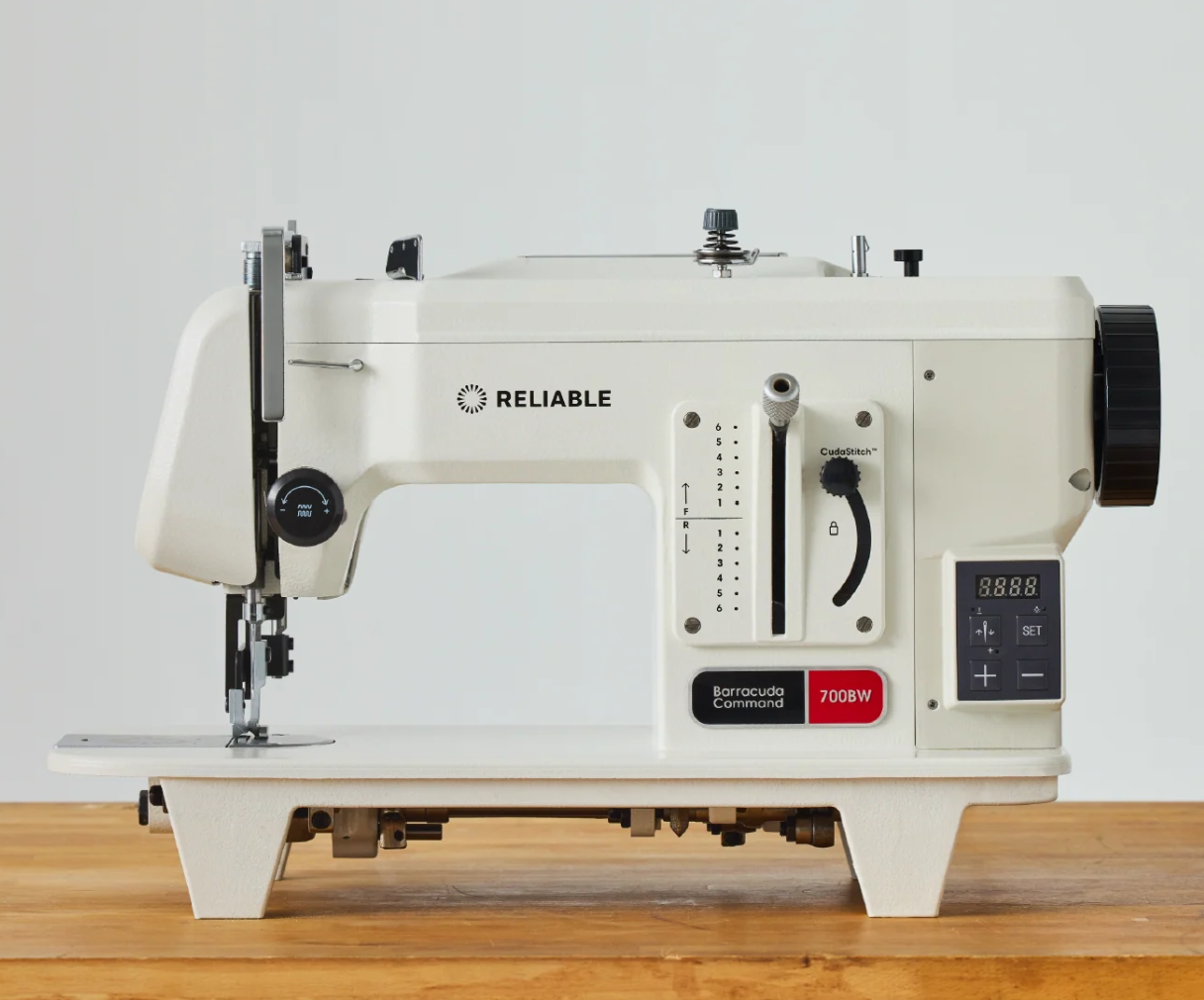 Image de Reliable Barracuda 700BW machine à coudre à point droit et Walking Foot