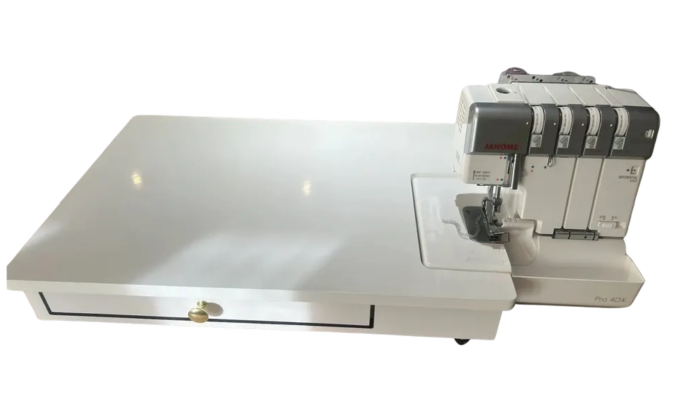 Image de L'atelier à Many Rallonge de table pour la surjeteuse modèle Janome 3000 D4X