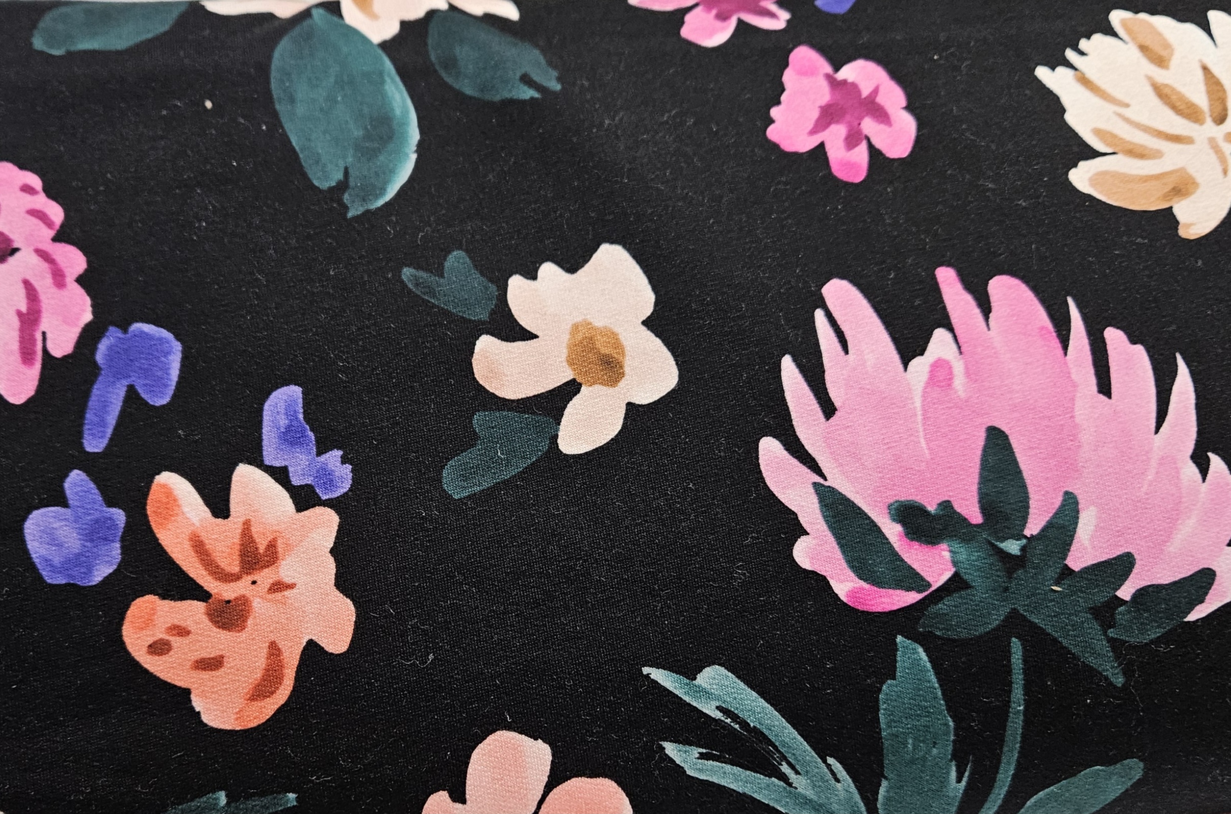 Image de Fleurs en peinture fond noir - French Terry 1/2 m