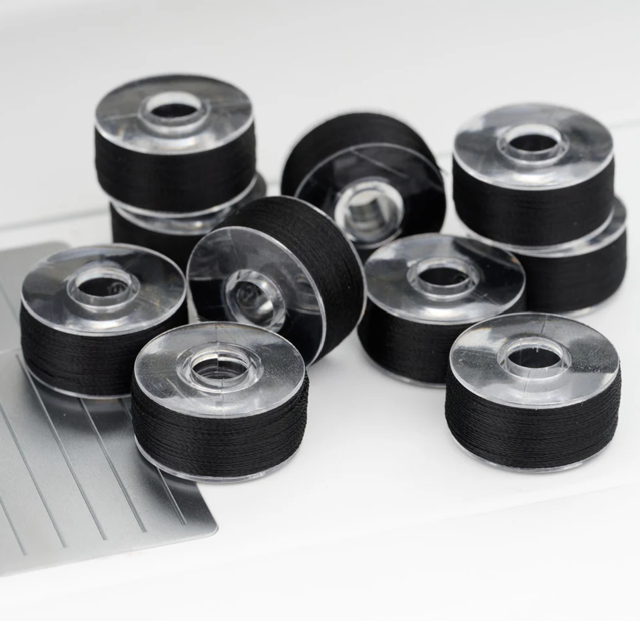 Image de Husqvarna Viking - Paquet de 10 Canettes en plastique pr&eacute;-enroul&eacute;es noires pour broderie pour Groupe #8-9